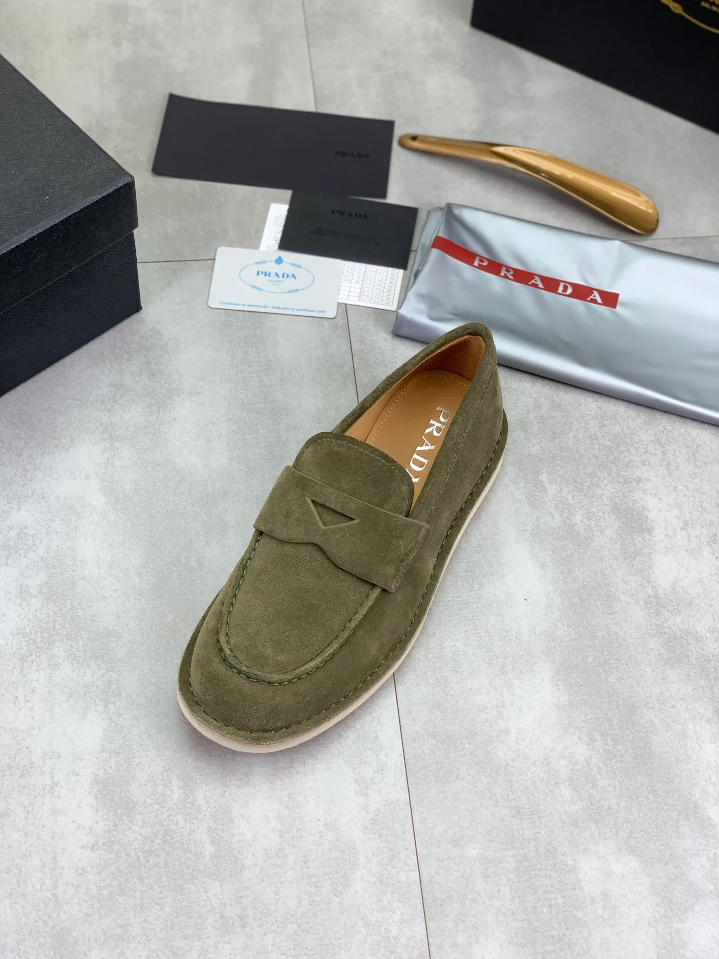 Factory price P740 💰Original quality, top version🔱 ＰＲＡＤＡPrada. Men's business casual leather shoes, top quality cow leather. 1:1 shipment ⬆️Luxurious and noble, all made of imported original first-layer fine suede cowhide, just to create a more comfortable wearing experience. Upper: original comfortable open-edge bead-rubbed calfskin ➕Top imported water-dyed full cow lining, original high-end lightweight and comfortable TPU combination bottom ✔️Code number: 39-44 (38 45 Can be customized)
